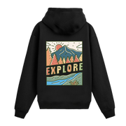 Siyah hoodie üzerinde dağ, nehir ve orman temalı Explore yazılı tasarım