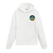 Beyaz hoodie üzerinde gece kamp ateşi tasarımı