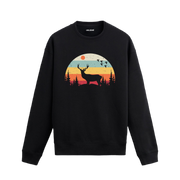 Siyah sweatshirt üzerinde retro orman manzarası ve geyik baskısı