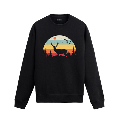Siyah sweatshirt üzerinde retro orman manzarası ve geyik baskısı
