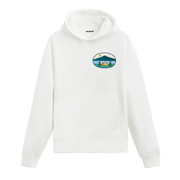 Beyaz hoodie üzerinde göl manzaralı kamp çadırı tasarımı