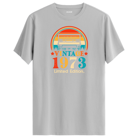 Gri vintage t-shirt, geçmişin en iyi şarkılarının ruhunu taşıyan özel bir parça.