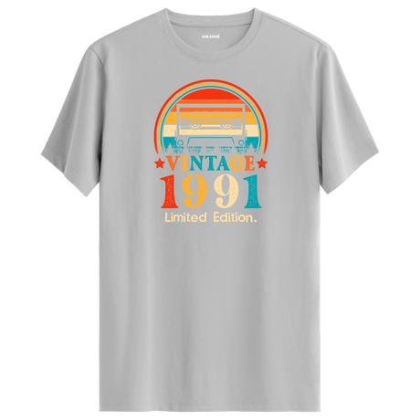 Gri vintage t-shirt, 1991’in eşsiz müzik kültürünü yansıtan retro tişört, geçmişe duyulan özlemi taşıyor.
