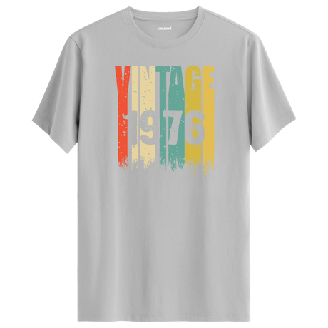 1976’nın ikonik retro ruhunu yansıtan vintage t-shirt, nostaljik tarzını tamamlıyor.