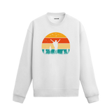 Gün batımı ve sırt çantalı yürüyüşçü figürü tasarımlı siyah sweatshirt modeli.