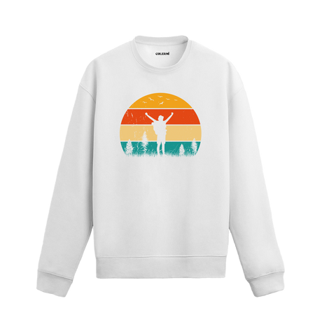 Gün batımı ve sırt çantalı yürüyüşçü figürü tasarımlı siyah sweatshirt modeli.