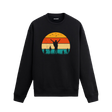 Gün batımı ve sırt çantalı yürüyüşçü figürü tasarımlı siyah sweatshirt modeli.