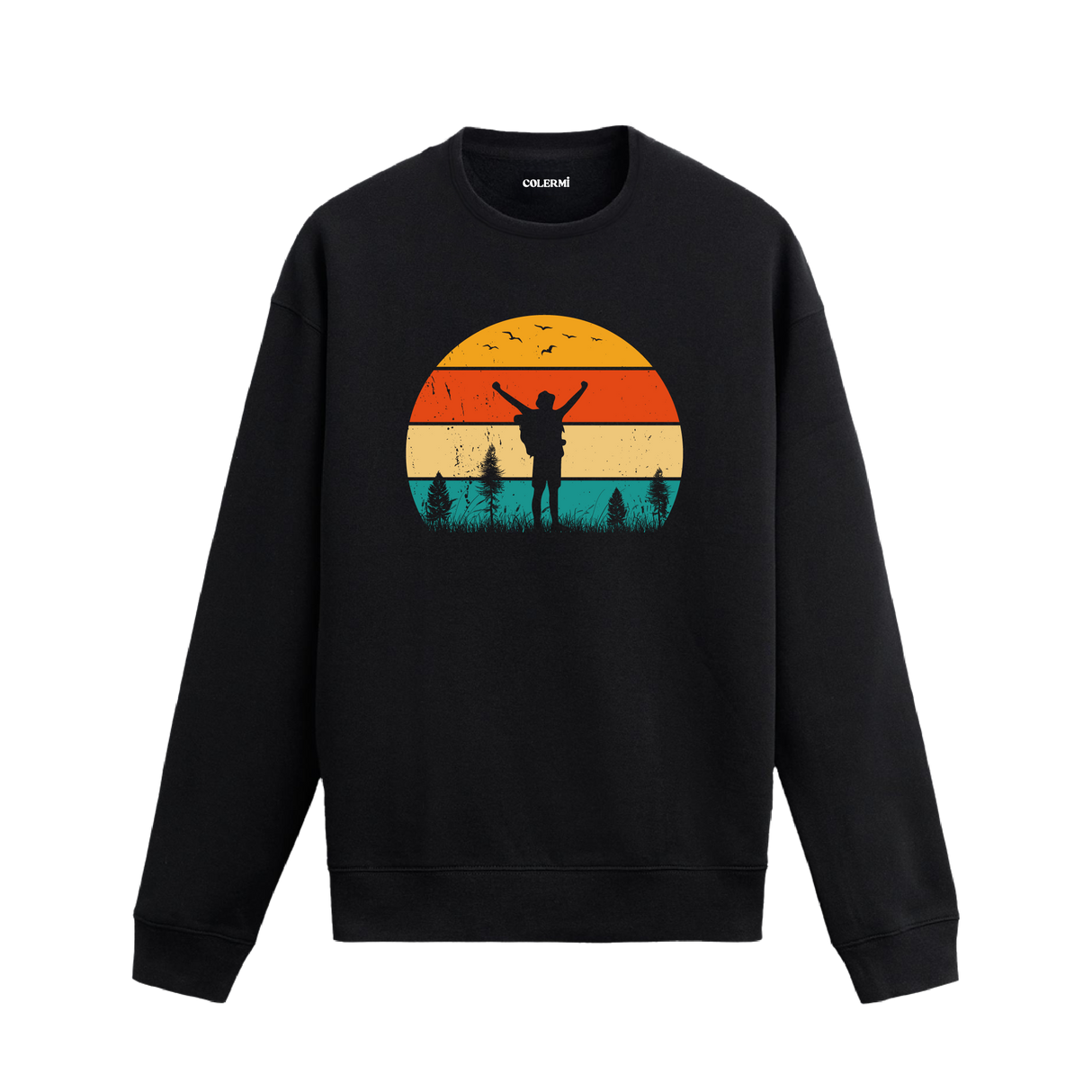 Gün batımı ve sırt çantalı yürüyüşçü figürü tasarımlı siyah sweatshirt modeli.