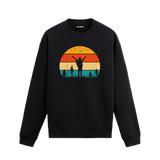 Gün batımı ve sırt çantalı yürüyüşçü figürü tasarımlı siyah sweatshirt modeli.
