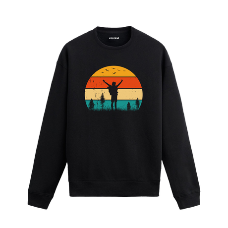 Gün batımı ve sırt çantalı yürüyüşçü figürü tasarımlı siyah sweatshirt modeli.