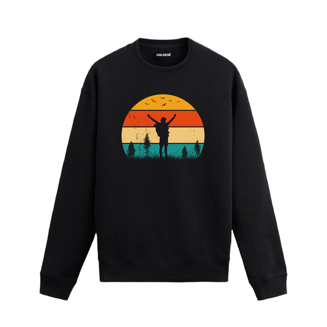 Gün batımı ve sırt çantalı yürüyüşçü figürü tasarımlı siyah sweatshirt modeli.