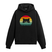 Retro günbatımı dairesinde çimenlerin ardından bakan kedi baskılı siyah hoodie