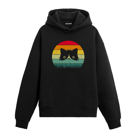 Retro günbatımı dairesinde çimenlerin ardından bakan kedi baskılı siyah hoodie