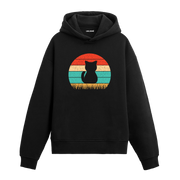 Retro günbatımı dairesinde çim üstünde oturan kedi baskılı siyah hoodie