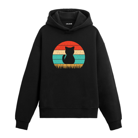 Retro günbatımı dairesinde çim üstünde oturan kedi baskılı siyah hoodie