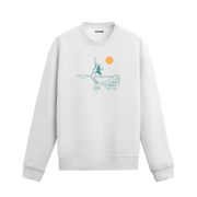 Güneş altında dalgaların üzerinde süzülen sörfçü figürlü sweatshirt tasarımı.