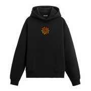 Siyah hoodie üzerinde minimal güneş deseni baskısı