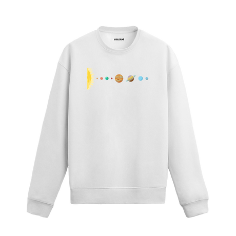 Beyaz sweatshirt üzerinde Güneş'ten Neptün’e kadar gezegenlerin dizildiği sade uzay temalı tasarım