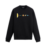 Siyah sweatshirt üzerinde Güneş'ten Neptün’e kadar gezegenlerin dizildiği sade uzay temalı tasarım