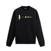 Siyah sweatshirt üzerinde Güneş'ten Neptün’e kadar gezegenlerin dizildiği sade uzay temalı tasarım