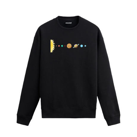 Siyah sweatshirt üzerinde Güneş'ten Neptün’e kadar gezegenlerin dizildiği sade uzay temalı tasarım