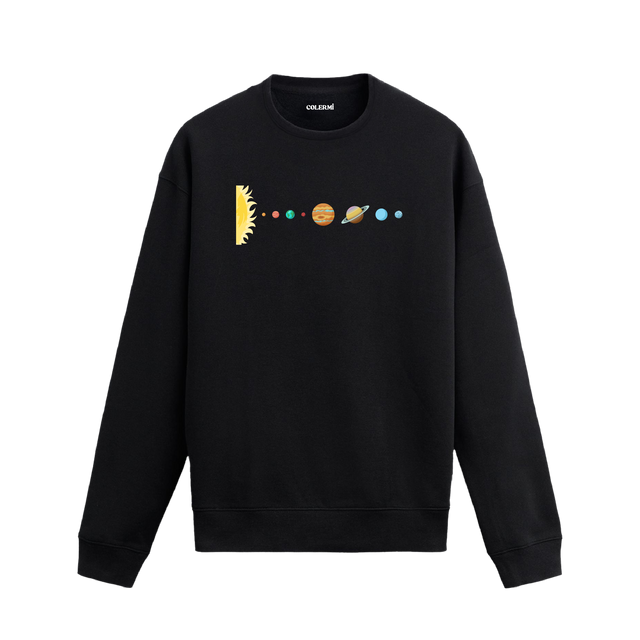 Siyah sweatshirt üzerinde Güneş'ten Neptün’e kadar gezegenlerin dizildiği sade uzay temalı tasarım