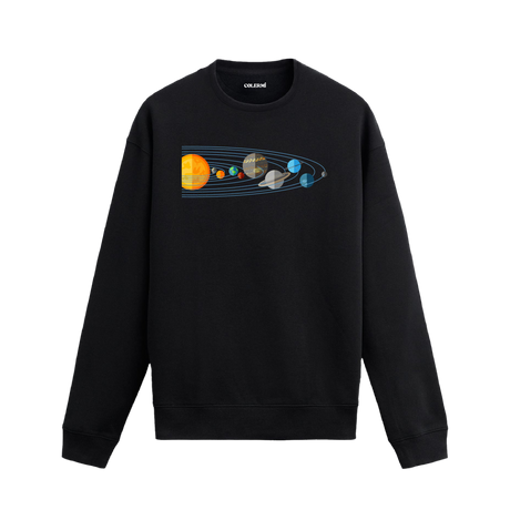 Güneş sisteminin gezegenlerini ve yörüngelerini içeren bilimsel tasarımlı siyah sweatshirt.
