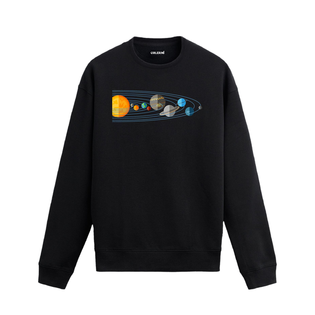 Güneş sisteminin gezegenlerini ve yörüngelerini içeren bilimsel tasarımlı siyah sweatshirt.