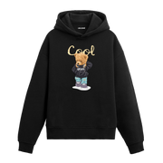 Kulaklık takmış, elleri cebinde duran havalı ayıcık figürlü hoodie tasarımı.