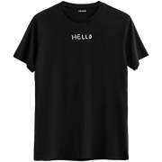 Sade ve modern tarzı yansıtan Hello yazılı siyah Bisiklet Yaka Tshirt, minimal ve şık bir görünüm sunar.