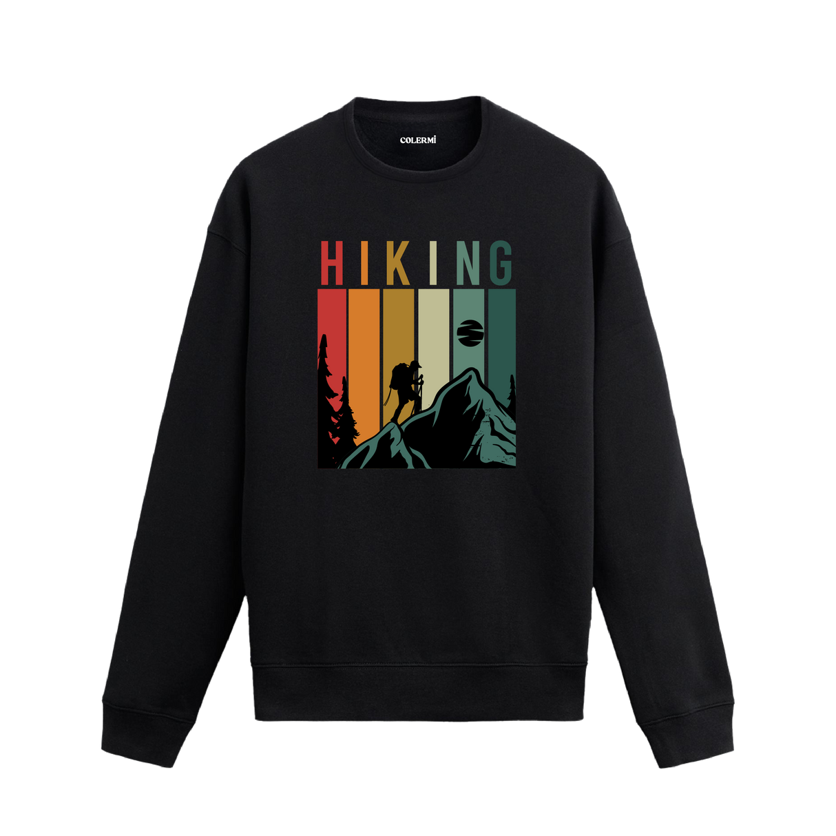 Sweatshirt üzerinde hiking temalı tasarım bulunan model.