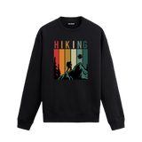 Sweatshirt üzerinde hiking temalı tasarım bulunan model.
