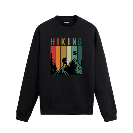 Sweatshirt üzerinde hiking temalı tasarım bulunan model.