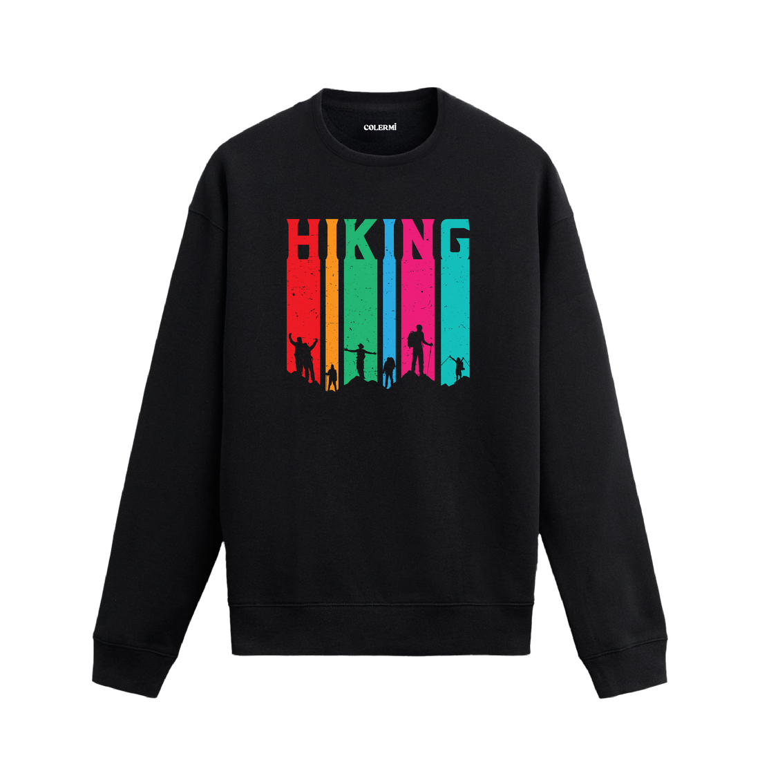 Sweatshirt üzerinde hiking temalı tasarım bulunan model.