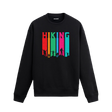 Sweatshirt üzerinde hiking temalı tasarım bulunan model.