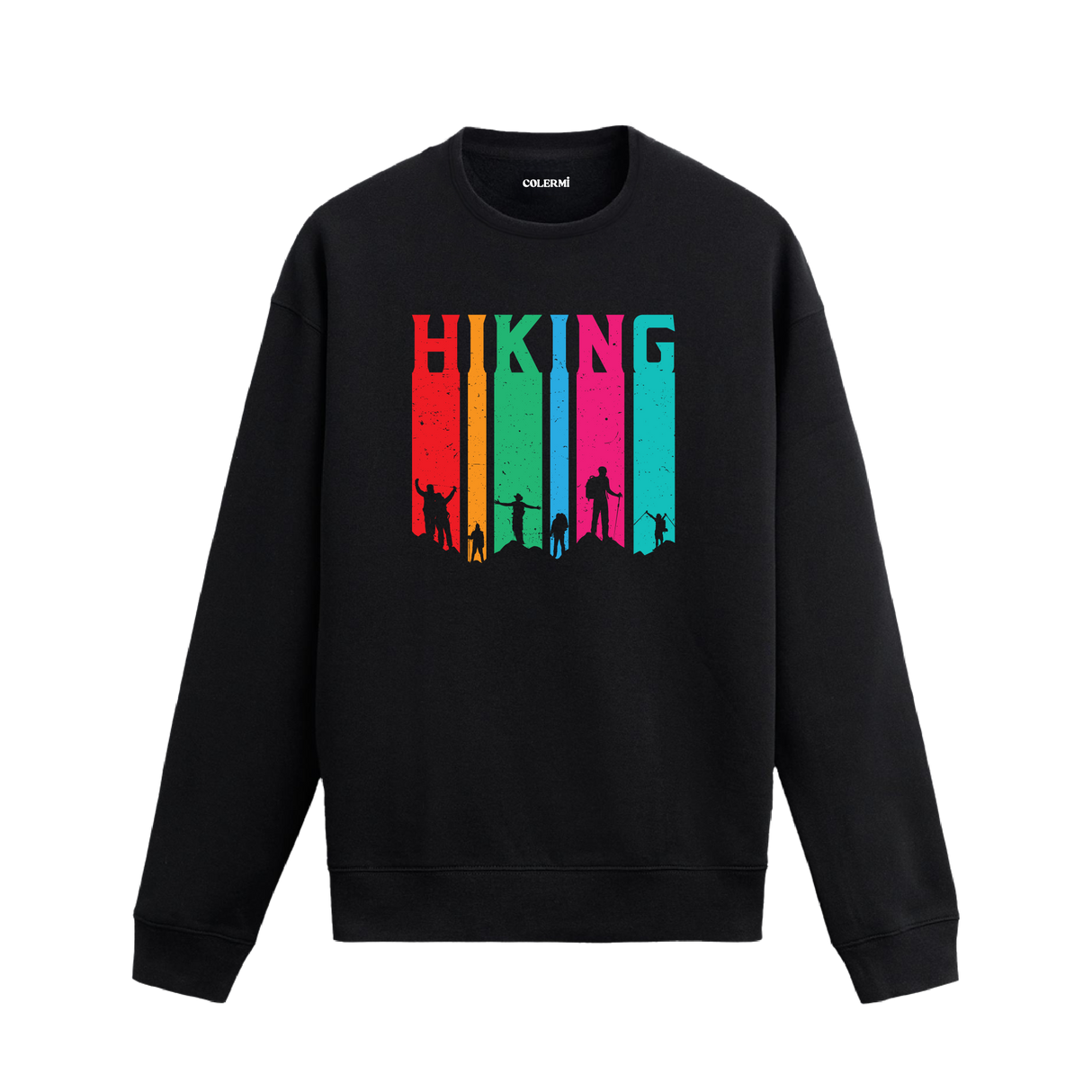 Sweatshirt üzerinde hiking temalı tasarım bulunan model.