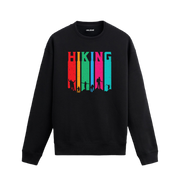 Sweatshirt üzerinde hiking temalı tasarım bulunan model.