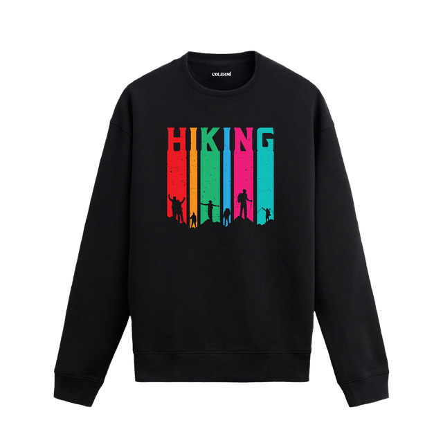 Sweatshirt üzerinde hiking temalı tasarım bulunan model.