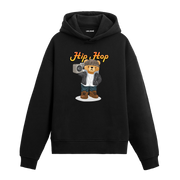 Elinde müzik çalar taşıyan, hip hop tarzında giyinmiş ayıcık baskılı hoodie tasarımı.