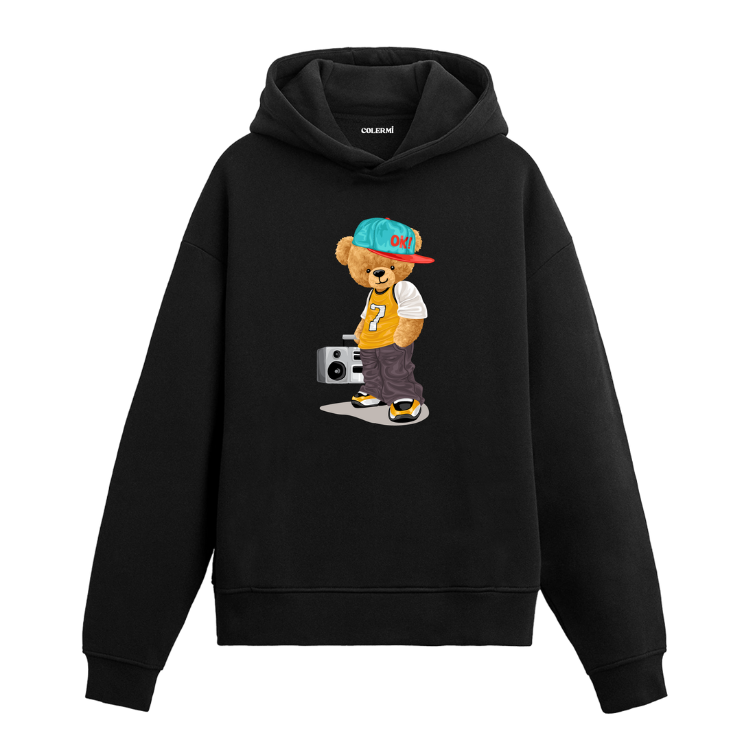 Şapka takan, müzik çaları yanında duran hip-hop tarzında ayıcık figürlü hoodie tasarımı.