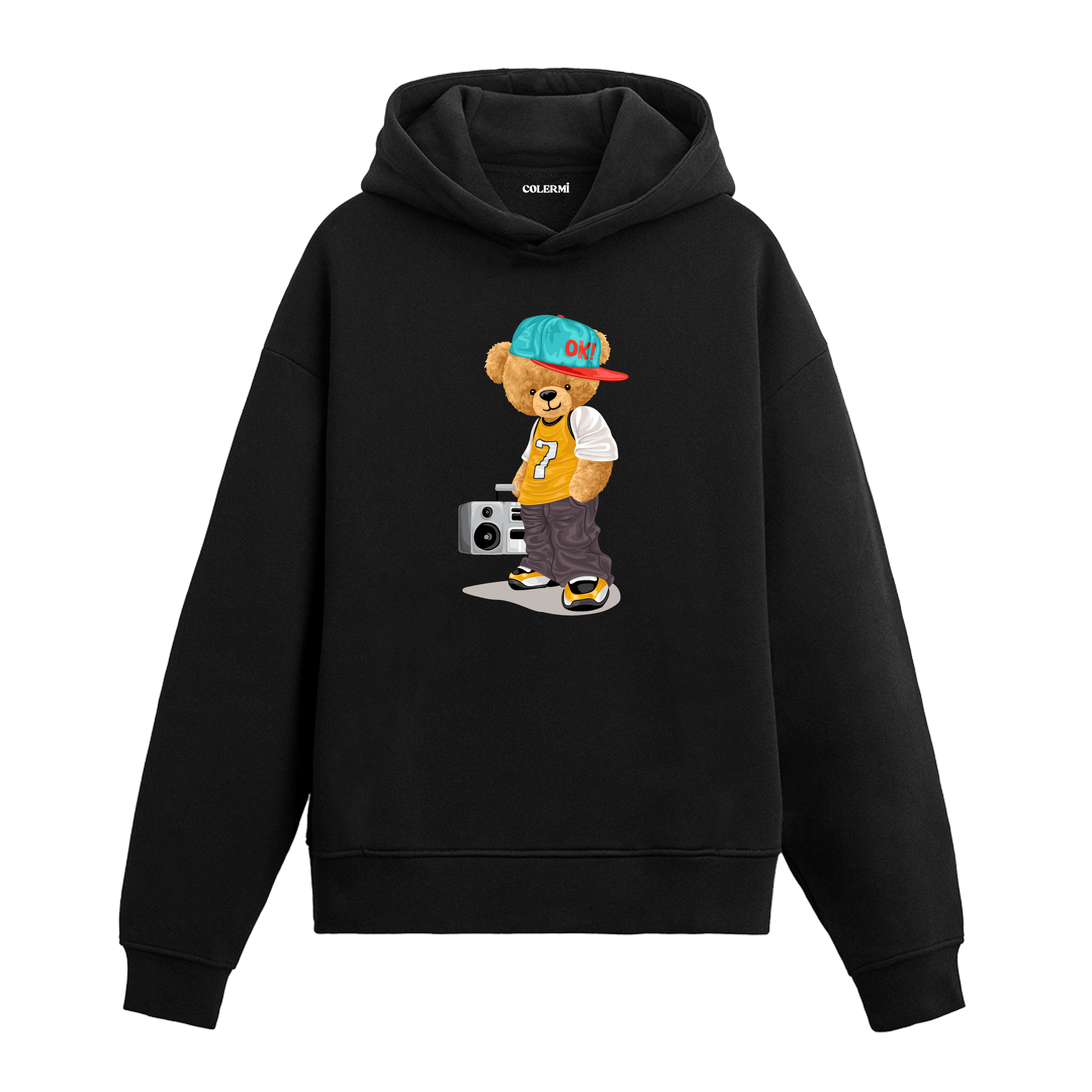 Şapka takan, müzik çaları yanında duran hip-hop tarzında ayıcık figürlü hoodie tasarımı.