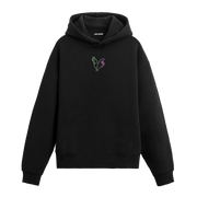 Siyah hoodie üzerinde minimal horoz baskısı