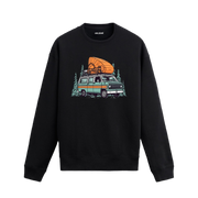 Orman fonunda karavan, bisiklet ve kano tasarımlı siyah sweatshirt.