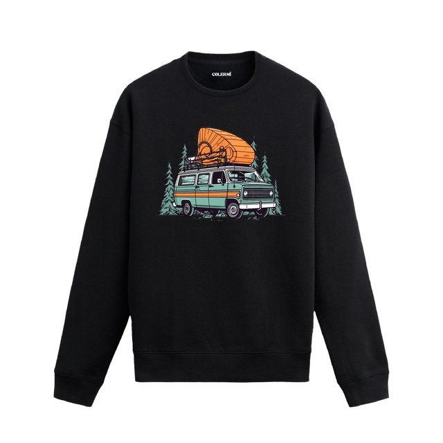 Orman fonunda karavan, bisiklet ve kano tasarımlı siyah sweatshirt.