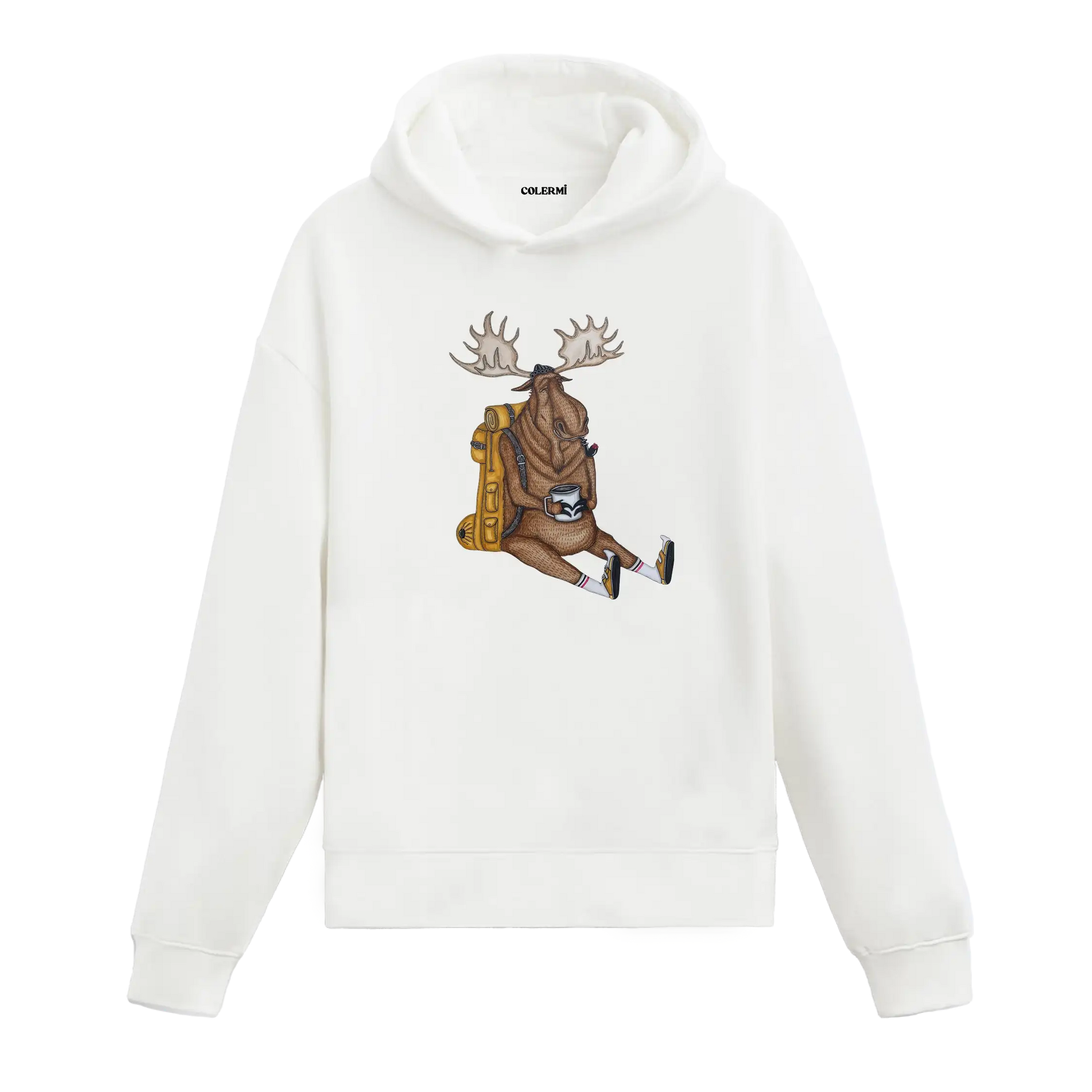 Sırt çantasına yaslanmış, elinde kahveyle oturan geyik figürlü Colermi hoodie.