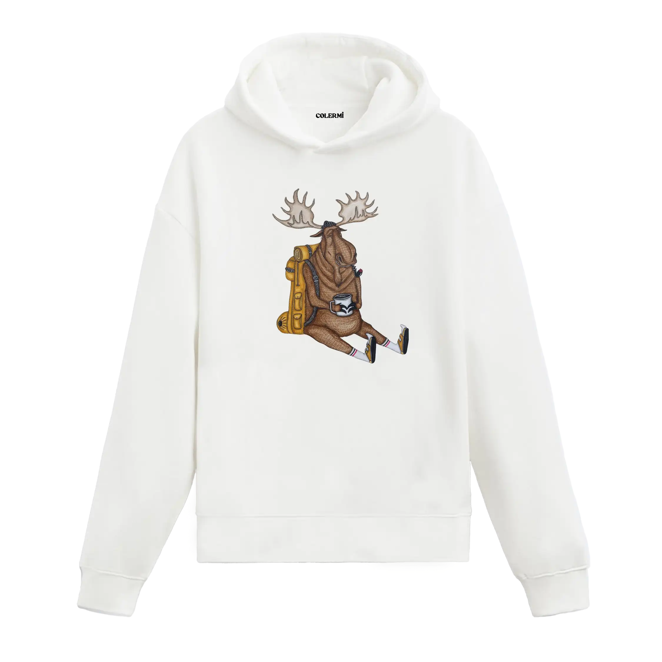 Sırt çantasına yaslanmış, elinde kahveyle oturan geyik figürlü Colermi hoodie.