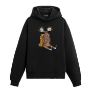 Sırt çantasına yaslanmış, elinde kahveyle oturan geyik figürlü Colermi hoodie.