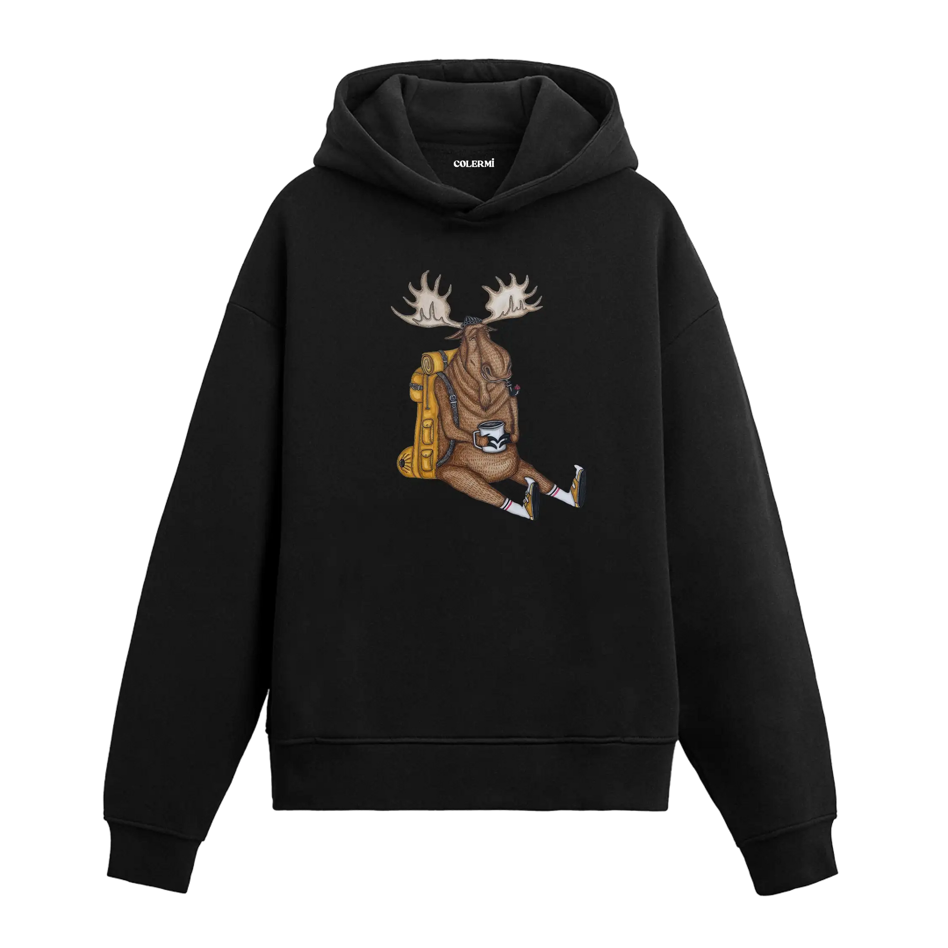 Sırt çantasına yaslanmış, elinde kahveyle oturan geyik figürlü Colermi hoodie.