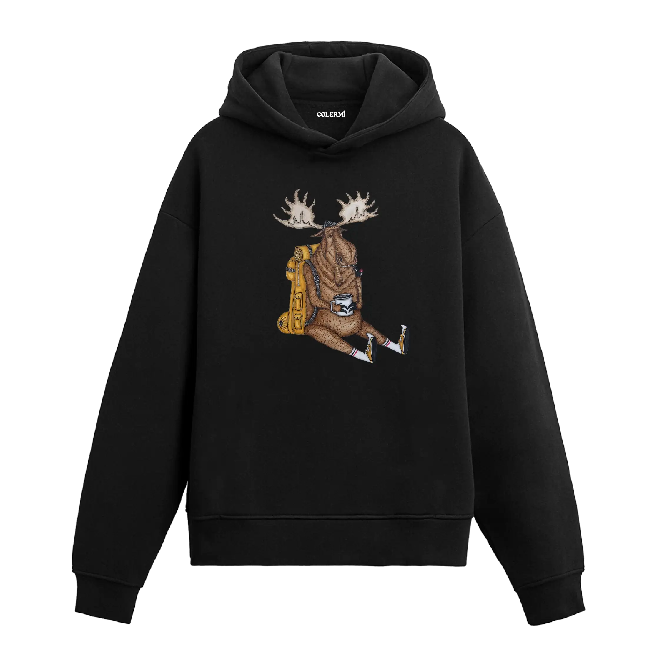 Sırt çantasına yaslanmış, elinde kahveyle oturan geyik figürlü Colermi hoodie.