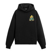 Siyah hoodie üzerinde kamp ateşi ve dağ tasarımı
